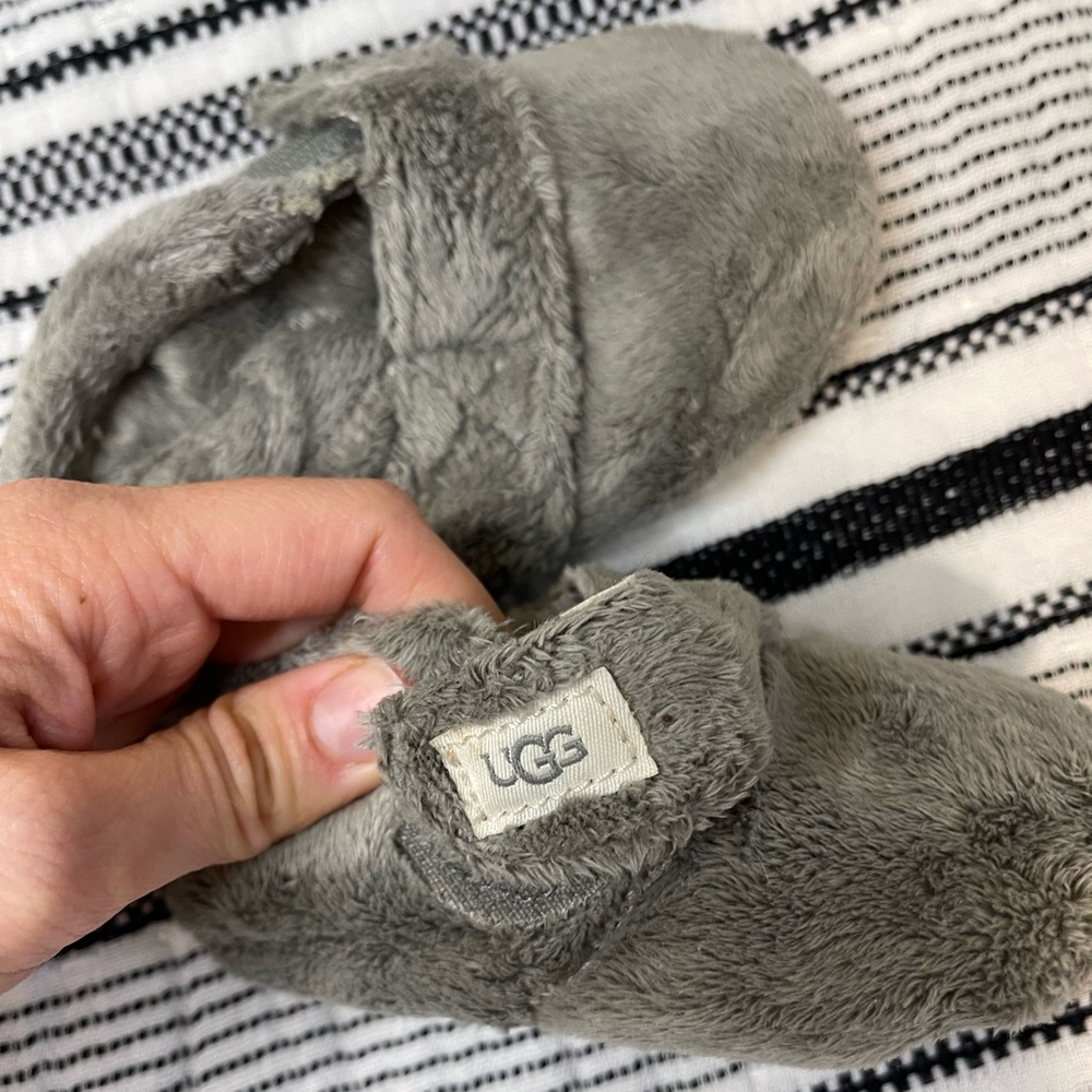 Cozy baby uggs size 4/5